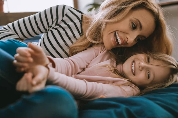 Mujer alegre agradable pasar tiempo con su hija —  Fotos de Stock