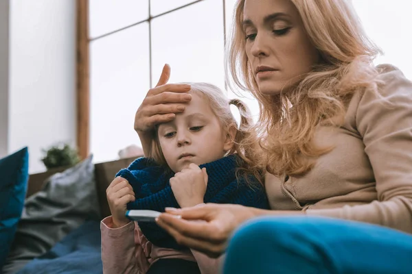 Belle jeune femme s'inquiétant pour sa fille — Photo