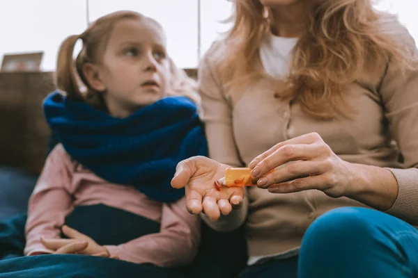 Focus selettivo di una bottiglia con pillole — Foto Stock