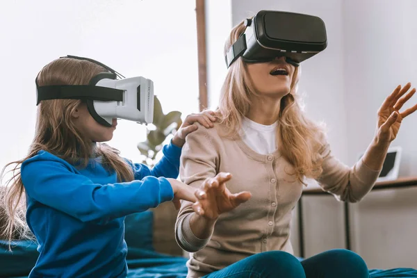 Mujer joven agradable estar en realidad virtual — Foto de Stock