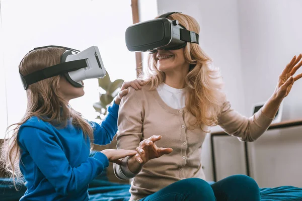 Glad trevlig mor och dotter med hjälp av virtual reality-glasögon — Stockfoto