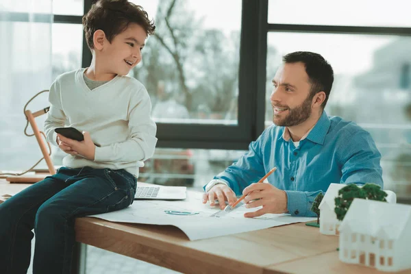 Glad positiv pojke sitter vid bordet — Stockfoto