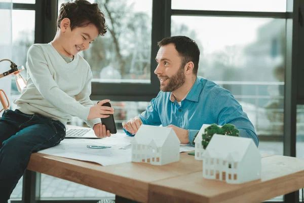 Fröhlich fröhlicher Junge lächelnd — Stockfoto