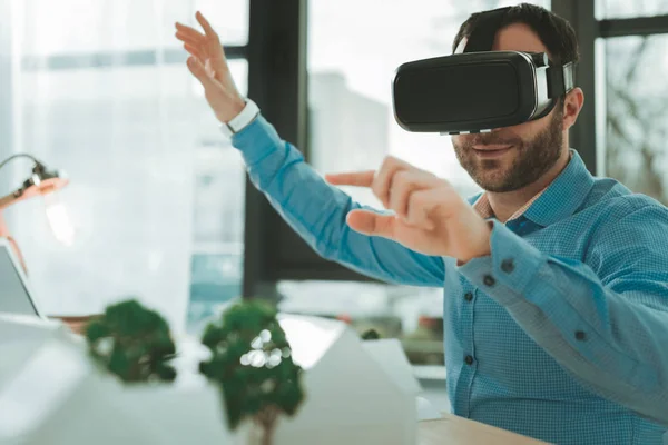 Hombre inteligente positivo usando gafas de realidad virtual —  Fotos de Stock