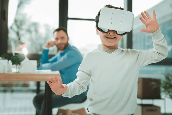 Joyful menino feliz desfrutando de realidade virtual — Fotografia de Stock