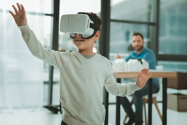 Entzückte schöne Junge erleben 3D-Realität — Stockfoto