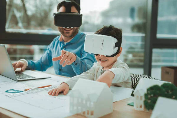 Lindo niño feliz estar en gafas de realidad virtual — Foto de Stock
