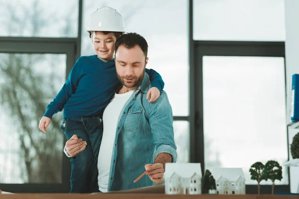 Bell'uomo intelligente che tiene in braccio suo figlio — Foto Stock