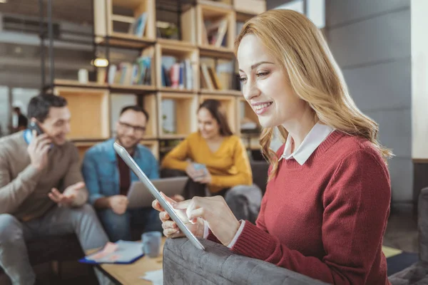 Collega focalizzata che controlla i dati — Foto Stock