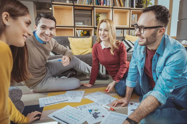 Jolly quatro colegas discutindo plano de negócios — Fotografia de Stock