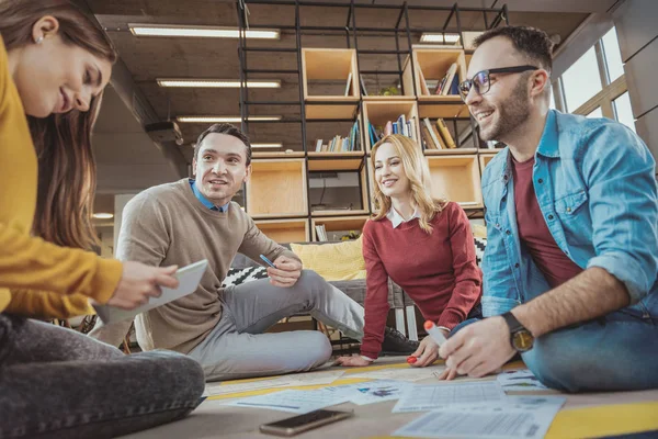 Agradable cuatro colegas desarrollando la estrategia — Foto de Stock