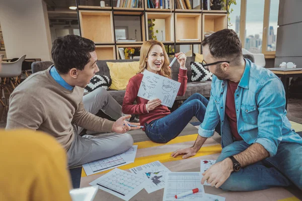 Überschwängliche vier Kollegen, die Ideen visualisieren — Stockfoto