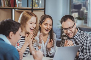 Onay almak hevesli dört iş arkadaşları