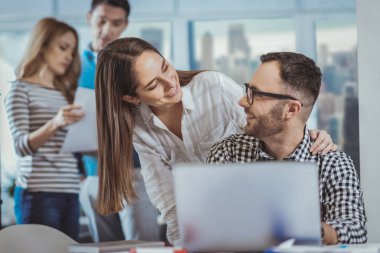 Proje kalkarken neşeli iki arkadaşları