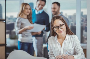 Güzel kadın meslektaşım Not almak