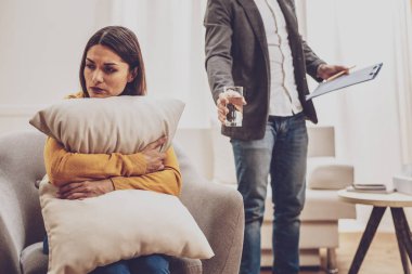 Genç kadın bir yastık sarılma