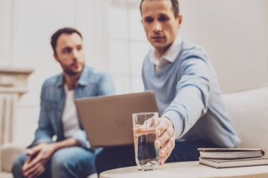 Bir bardak su ile seçici odak