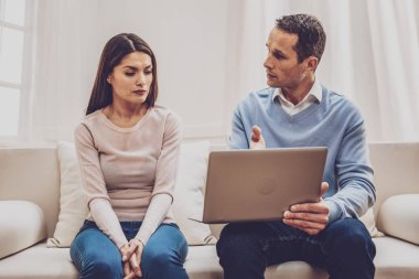 Bir dizüstü bilgisayar holding ciddi yakışıklı adam