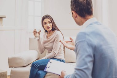 Depresif genç kadın içme suyu