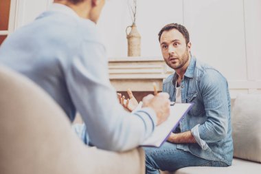 Mutsuz güzel adam onun terapisti arıyorum