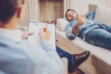 Meslektaşlar genç adam kanepede yatan