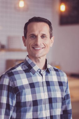 İyi bir ruh hali. Kendini iyi hissediyor boş odaya ayakta ve düz seyir hoş neşeli akıllı adam.