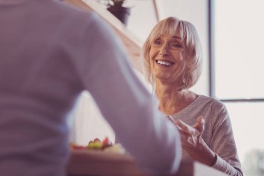 Neşeli samimi kadın gülümseyerek ve iletişim.