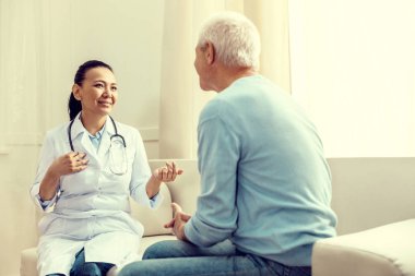 Danışmanlık emekli centilmen gülümseyen dost doktor