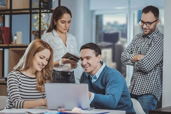 Ehrgeizige vier Kollegen schaffen Projekt — Stockfoto