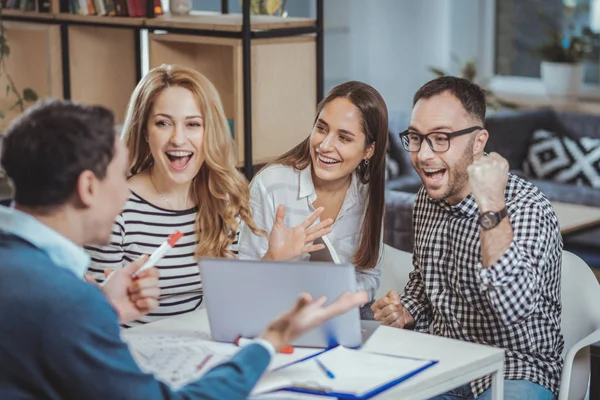 Alegre cuatro colegas lluvia de ideas — Foto de Stock