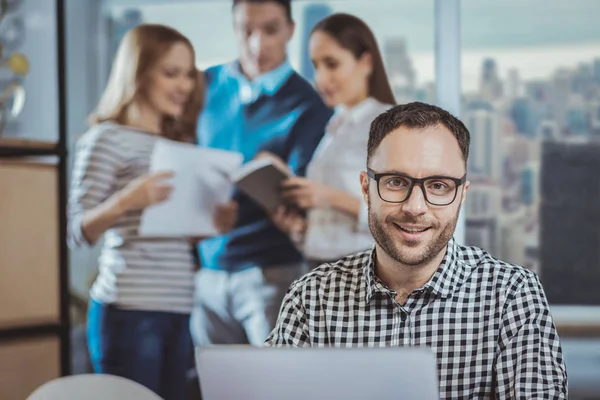 Vertrouwen mannelijke collega typen verslag — Stockfoto