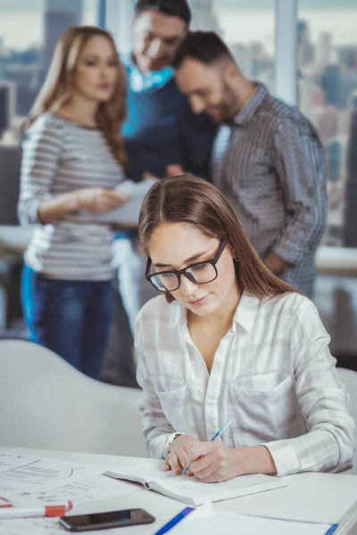 Horario de redacción de colegas mujeres concentradas —  Fotos de Stock