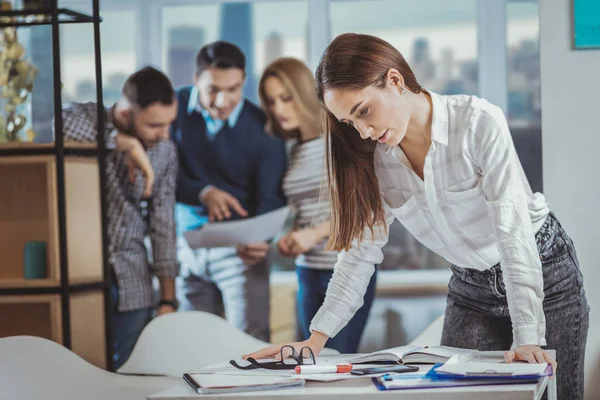 Fokussierte Kollegin löst Problem — Stockfoto