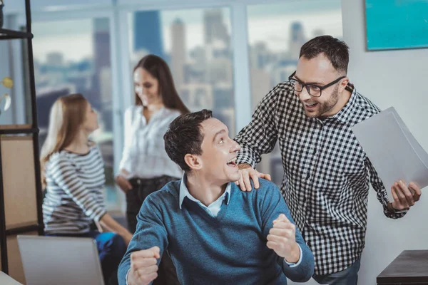 Jovial dos colegas recibiendo orden — Foto de Stock