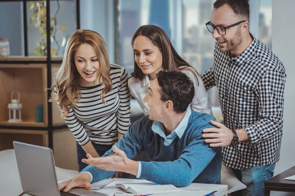 Video izlerken mutlu dört iş arkadaşları