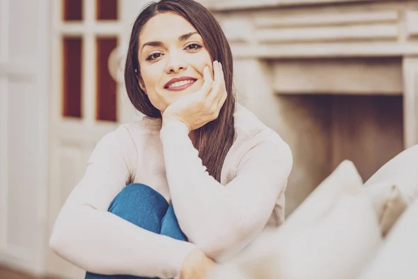 Vrolijke mooie vrouw wordt in een positieve stemming — Stockfoto