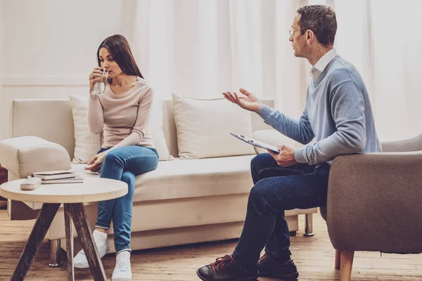 Professionell Rådgivning Professionell Manlig Terapeut Samtidigt Som Den Hjälper Henne — Stockfoto