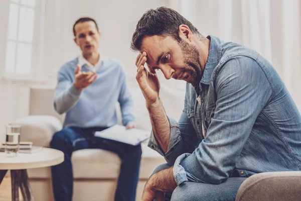 Boldogtalan depressziós ember tartja a homlokán — Stock Fotó