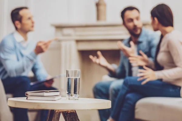 Copo de água em pé sobre a mesa — Fotografia de Stock