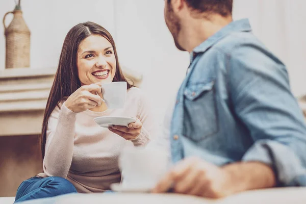 Çay içiyoruz neşeli güzel kadın — Stok fotoğraf