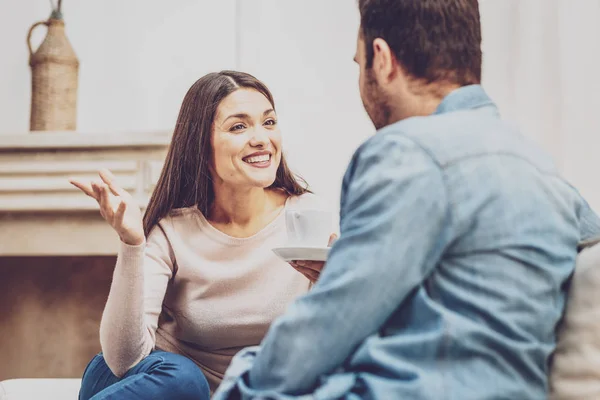 Mujer feliz positiva hablando con su novio — Foto de Stock