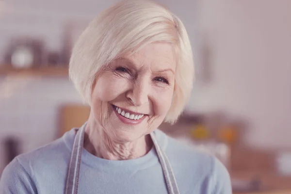 Радостная пожилая женщина смотрит прямо и улыбается . — стоковое фото