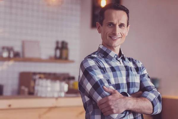 Confident handsome man holding hand crossed and smiling. — Stock Photo, Image