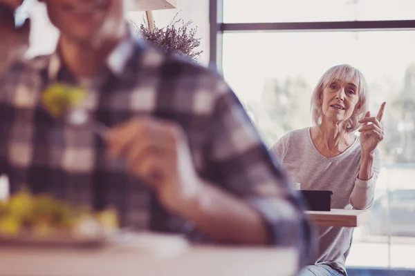 Carino signora anziana tenendo la mano e guardando da parte . — Foto Stock