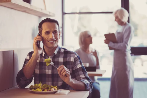 Agradable hombre inteligente mirando a un lado y teniendo conversación . —  Fotos de Stock