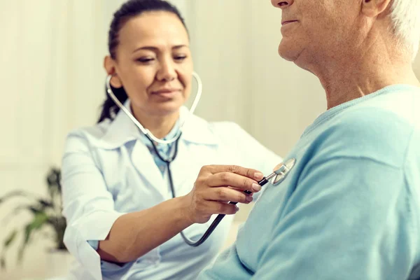 Nahaufnahme einer Ärztin mit Stethoskop bei der Untersuchung — Stockfoto