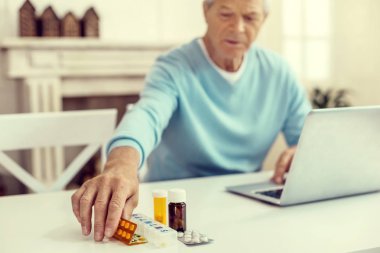 Üst düzey beyefendi masada onun hapları