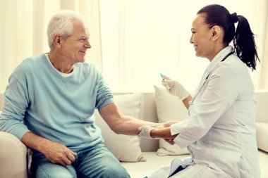 Neşeli telkih dost görünümlü hemşire adam emekli