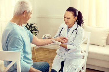 Kadın hemşire telkih beyefendi emekli