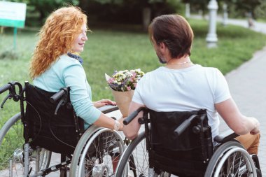 Aciz karı koca çiçek bir arada tutan